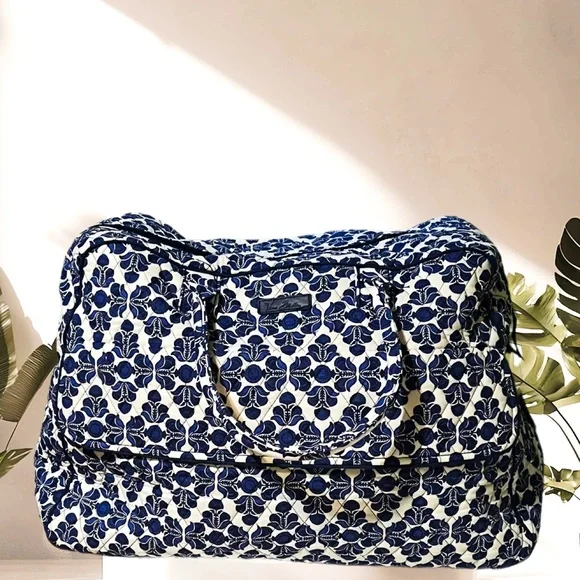 Vera Bradley NEW  HUGE traveler tote. Has the shoulder strap. No callouts - Picture 3 of 9